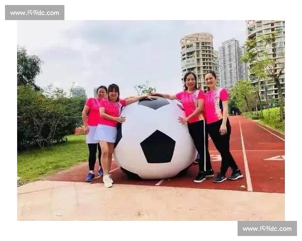 快乐绿茵亲子时光，共享足球运动的欢乐与成长